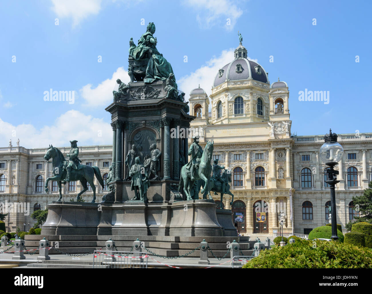 L'Autriche. Vienne. Maria Theresien Platz avec statue de Maria Theresia et Musée d'Histoire Naturelle Banque D'Images