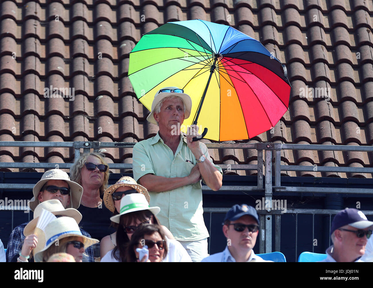 Un spectateur regarde l'action avec un parapluie au cours de la deuxième journée de l'AEGON Championships 2017 au Queen's Club de Londres. Banque D'Images