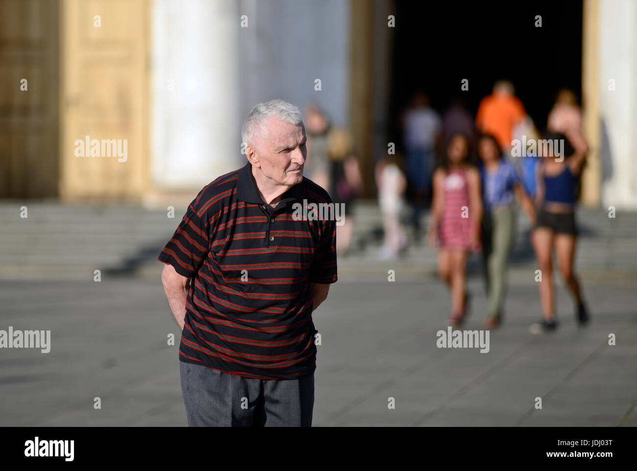 Citoyen senior marchant seul à Belgrade Banque D'Images