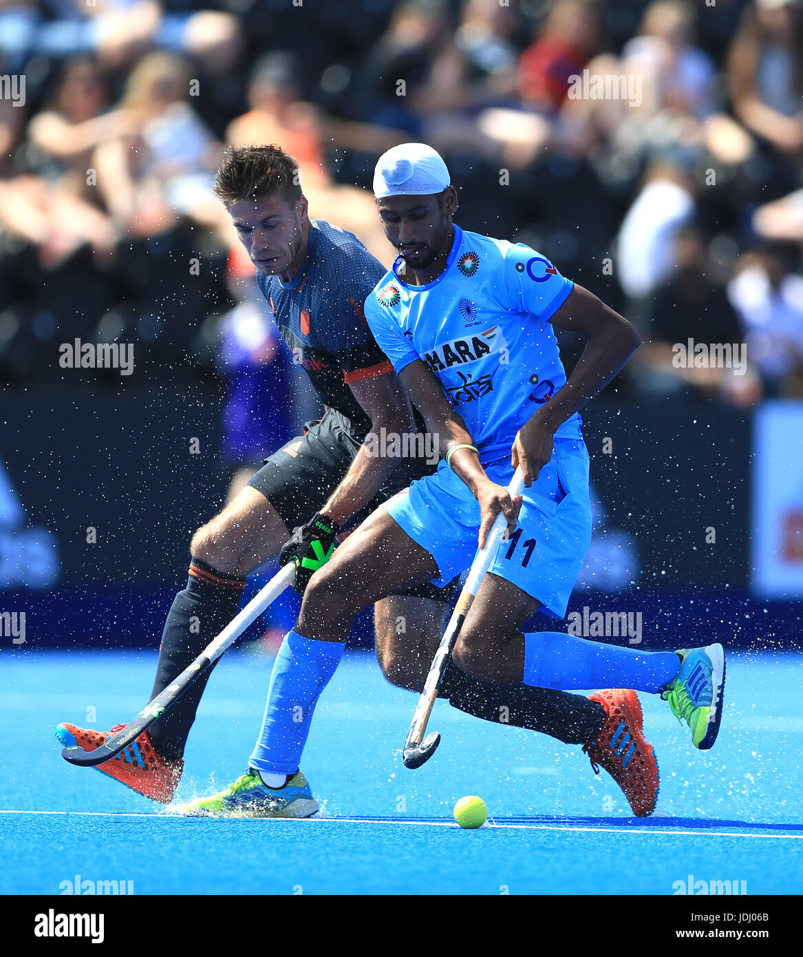 L'Inde Mandeep Singh (à droite) et Pays-bas' Sander de Wijn bataille pour le ballduring la Men's Ligue mondiale de hockey match à Lee Valley Hockey Centre, Londres. Banque D'Images