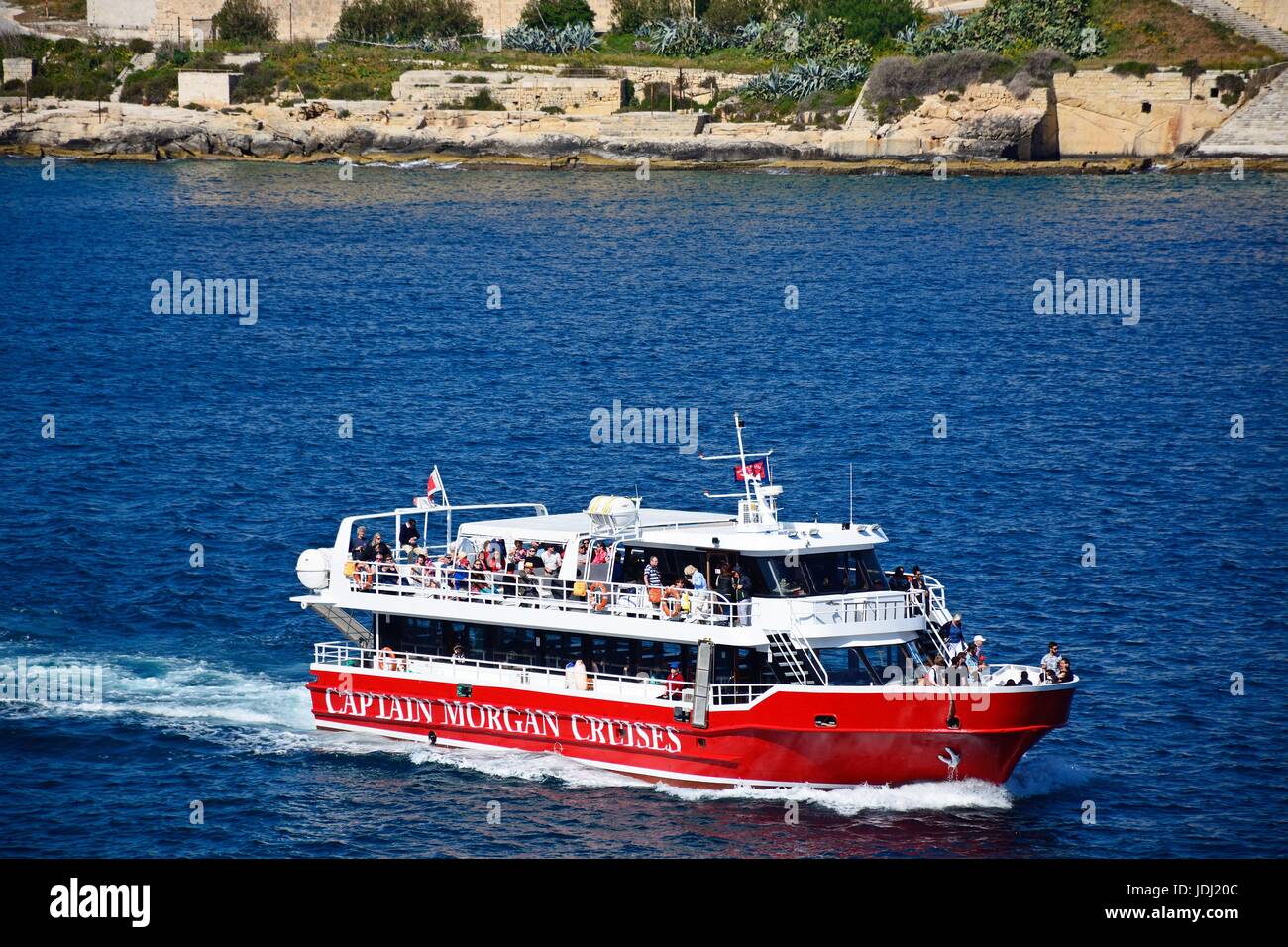 Les passagers à bord d'un bateau d'excursion dans le port, La Valette, Malte, Europe. Banque D'Images