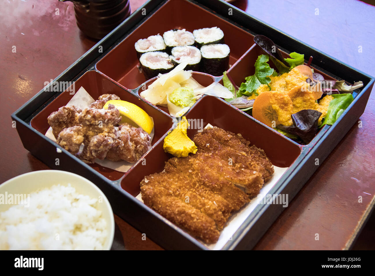 Porc Katsu Bento Box à un restaurant japonais à Manhattan, New York City, USA Banque D'Images