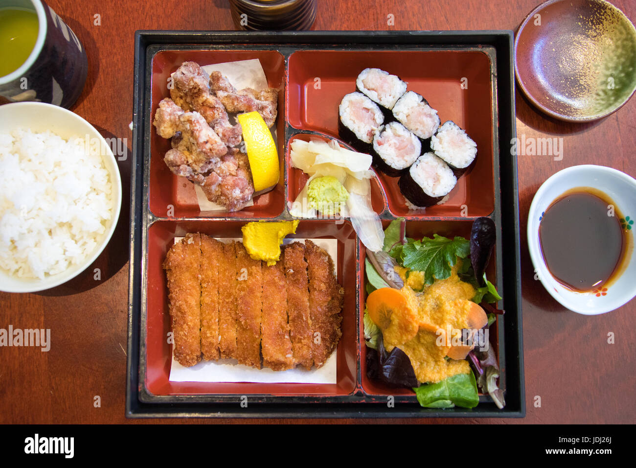 Porc Katsu Bento Box à un restaurant japonais à Manhattan, New York City, USA Banque D'Images