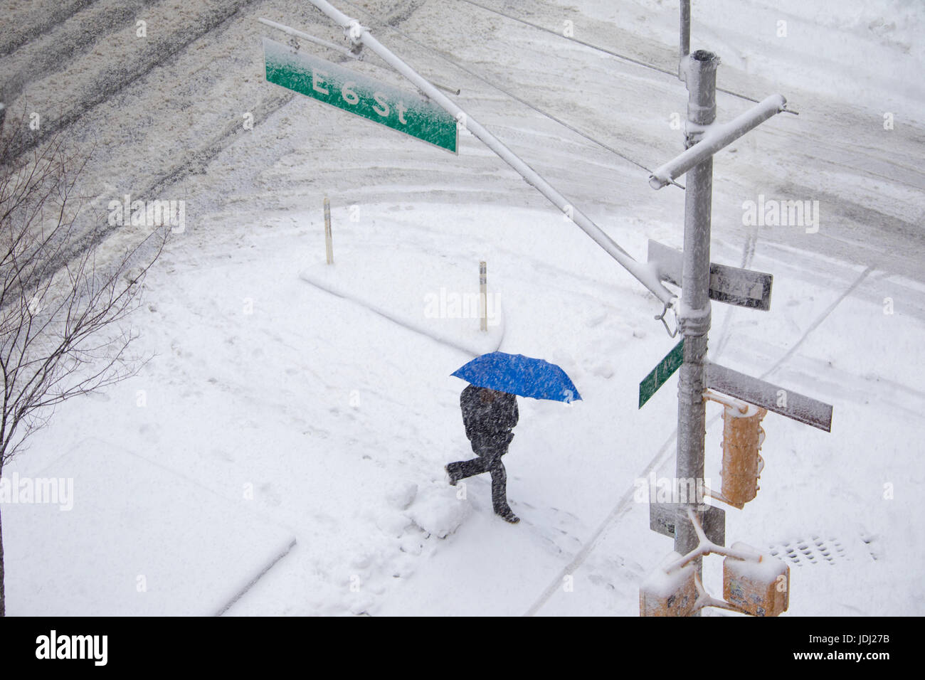 Il neige dans l'East Village, Manhattan, New York City Banque D'Images