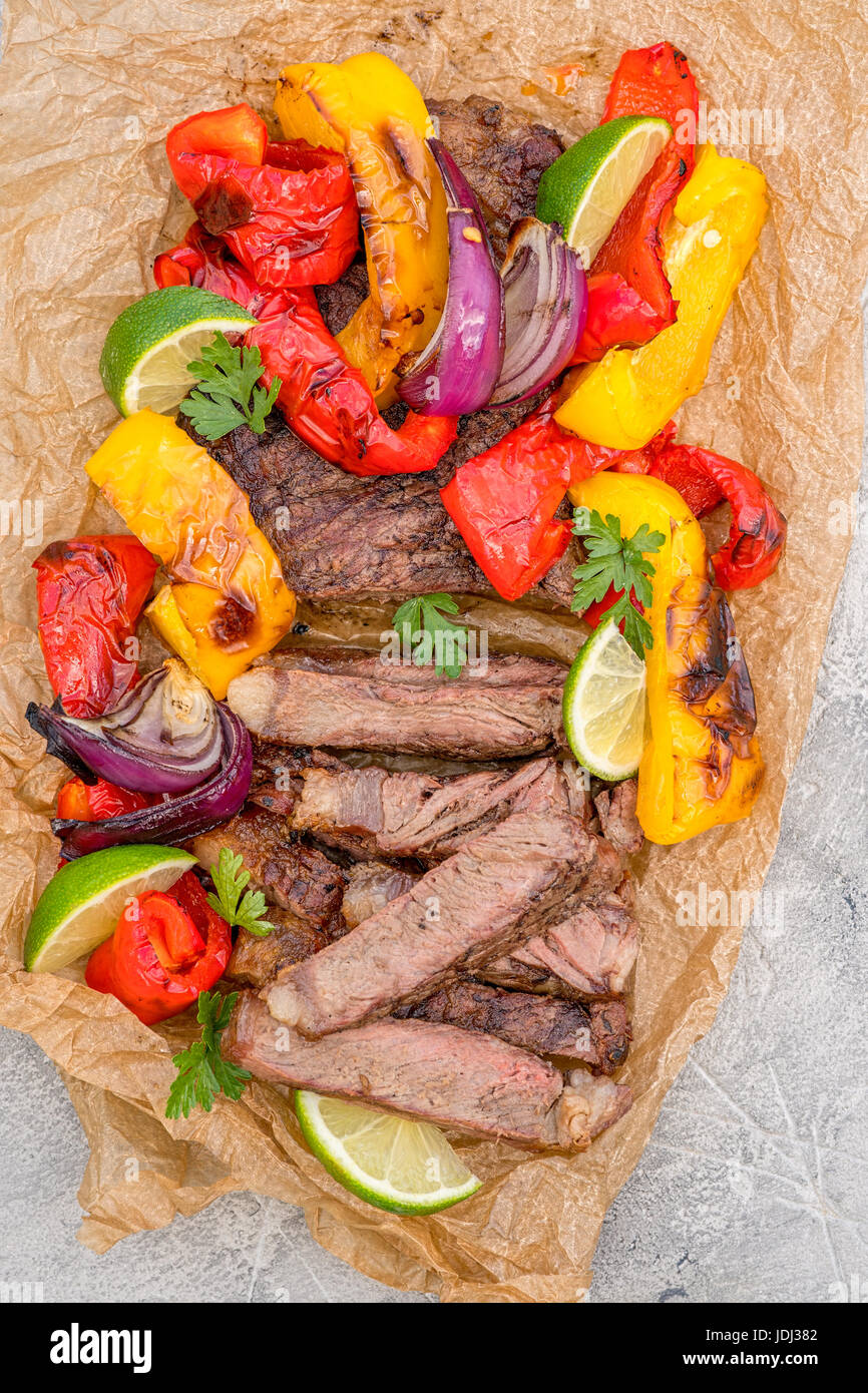 Fajitas boeuf poivrons colorés sur une table Banque D'Images