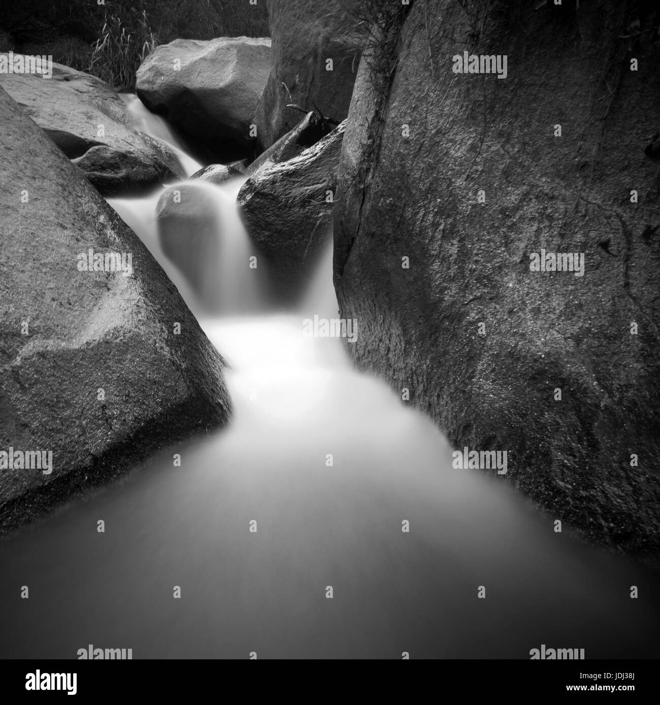 Le ruisseau de montagne, le brouillard d'eau. Banque D'Images