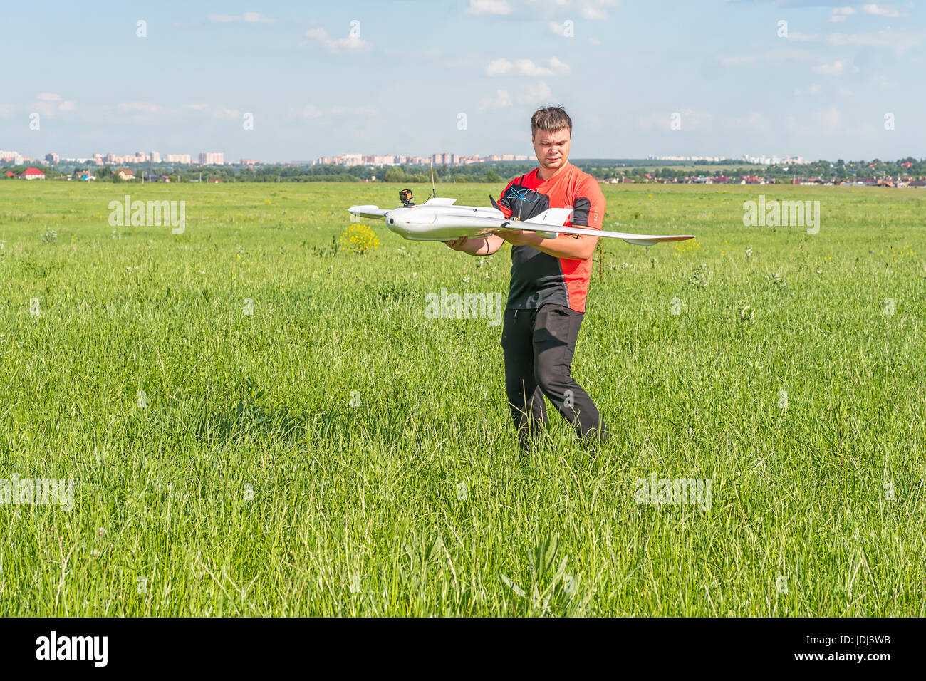 Homme avec rc modèle fpv aile. L'électronique, passe-temps, concept Aéromodélisme Banque D'Images