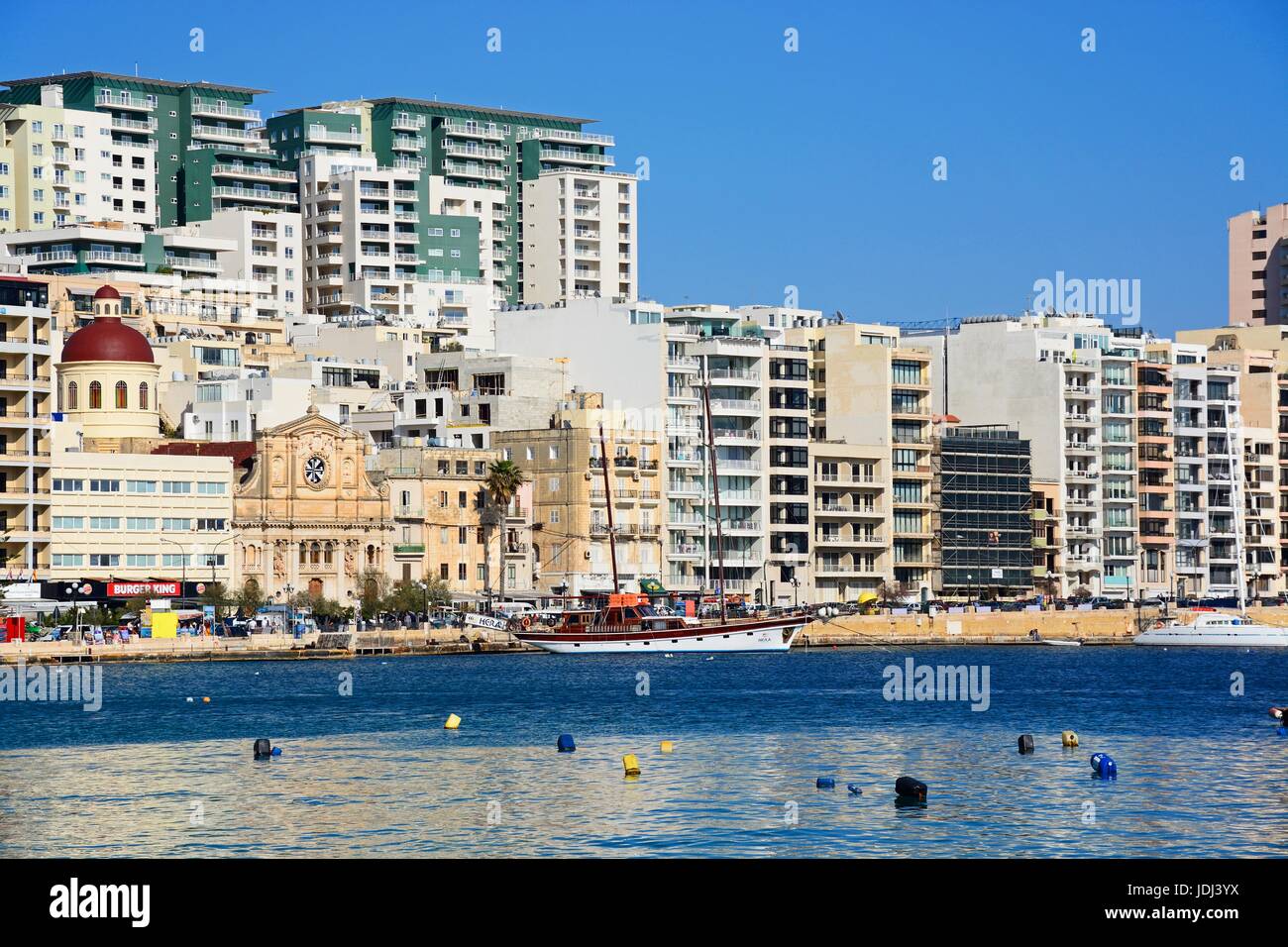 Avec vue sur la mer avec l'église paroissiale de Jésus de Nazareth à gauche, Sliema, Malte, l'Europe. Banque D'Images