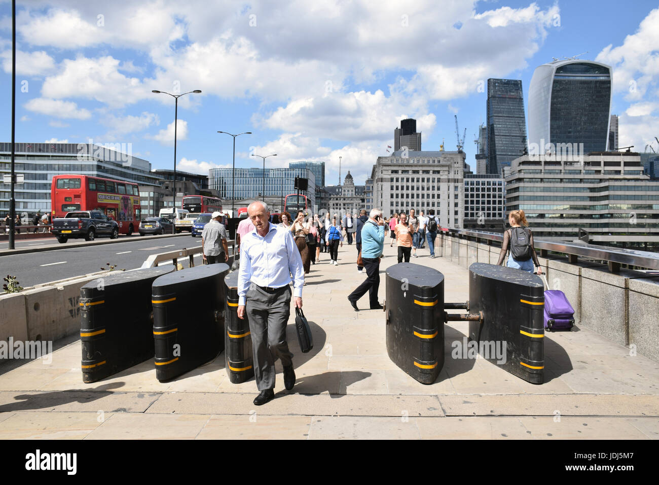 Barrières anti terreur mis sur le pont de Londres après le 3 juin 2017 Londres, attaque terroriste Banque D'Images