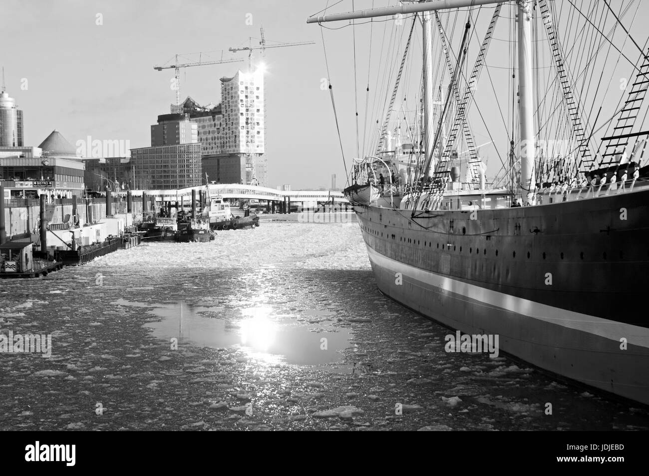 Elbphilharmonie und Cap San Diego Banque D'Images