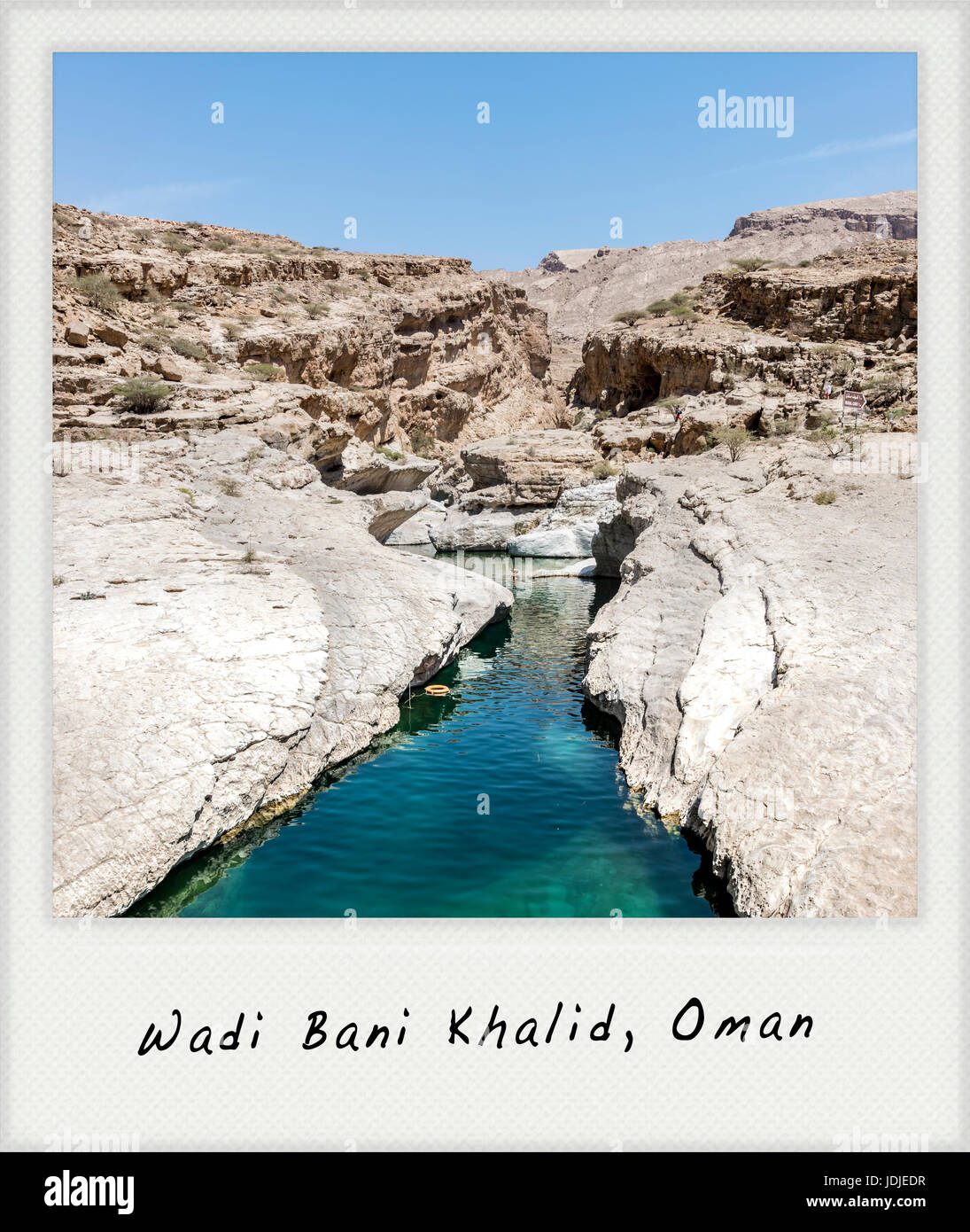 (Rivière aux eaux turquoises) et piscine dans le canyon de Wadi Bani Khalid, Oman - effet vintage et châssis Polaroid ajouté Banque D'Images