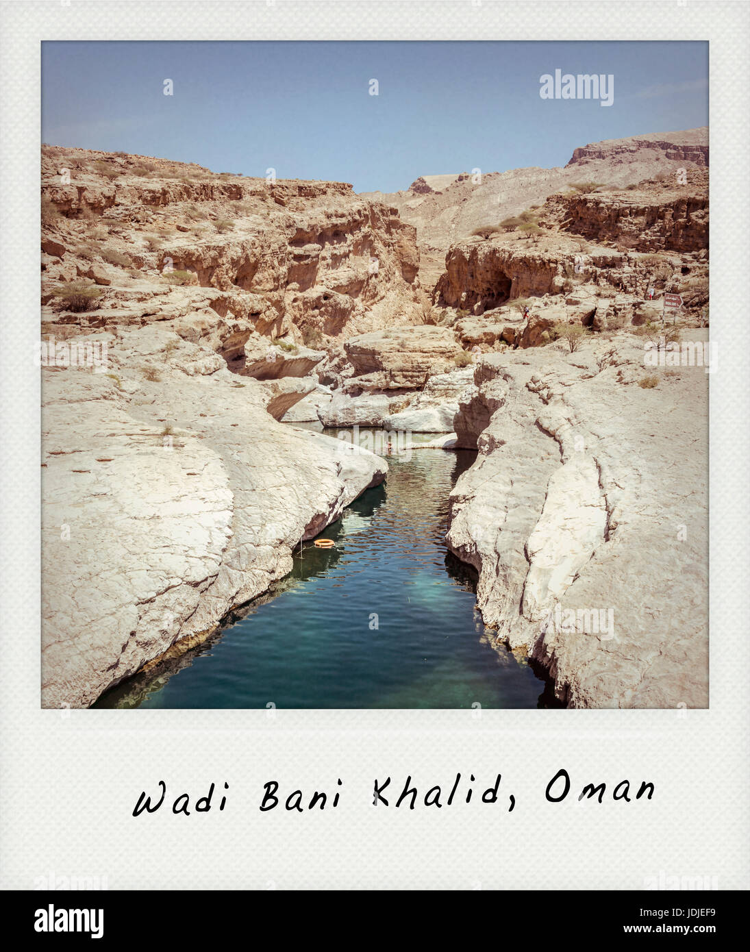 (Rivière aux eaux turquoises) et piscine dans le canyon de Wadi Bani Khalid, Oman - effet vintage et châssis Polaroid ajouté Banque D'Images