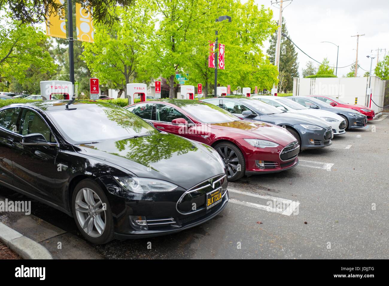 Rangée de Tesla Motors chargement de berlines à un supercharger station dans la Silicon Valley ville de Mountain View, Californie, le 7 avril 2017. Banque D'Images
