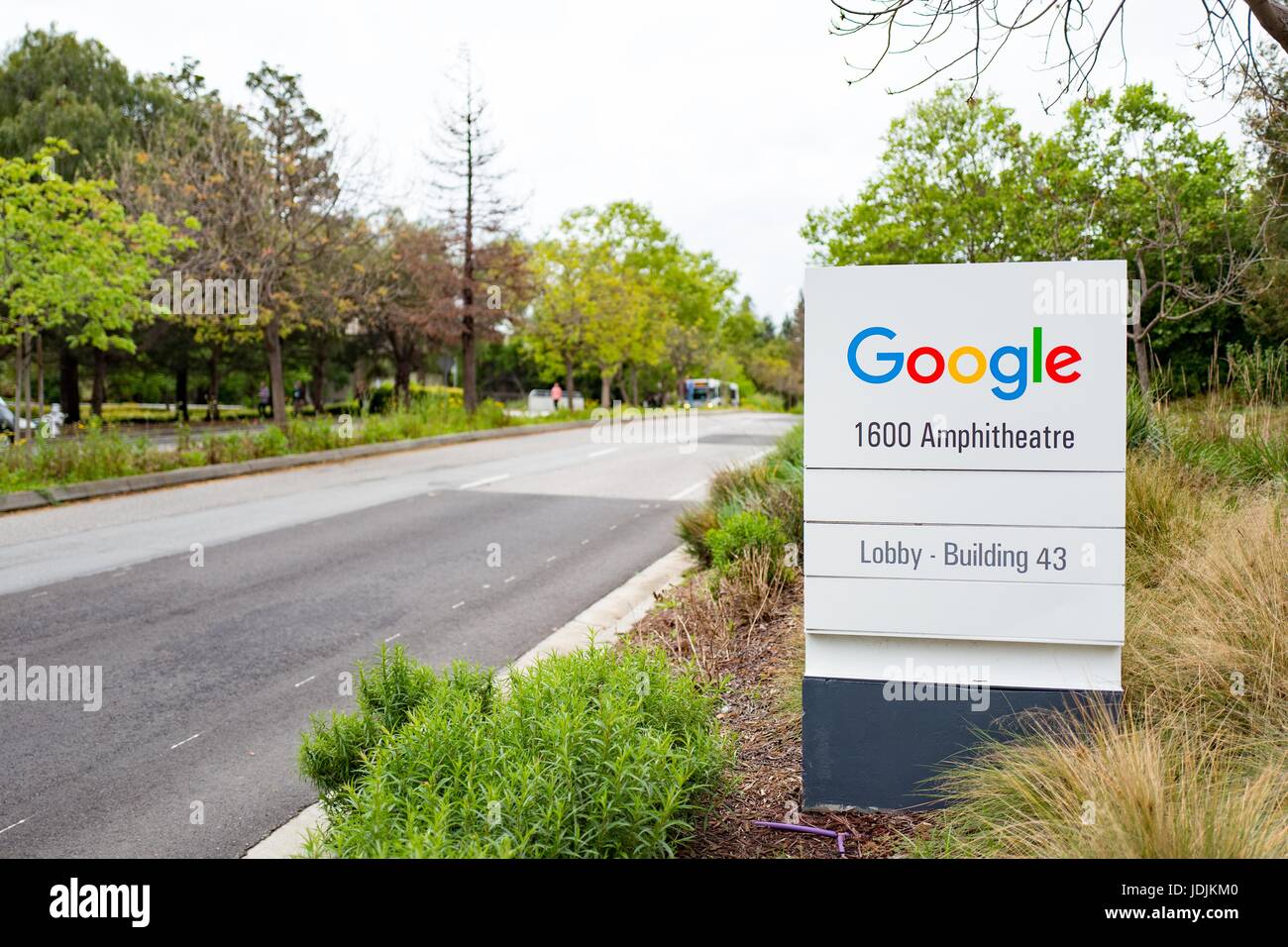 La signalisation pour Google Inc au bâtiment principal de l'Googleplex, siège de la Silicon Valley et de la technologie du moteur de recherche Google Inc, Mountain View, Californie, le 7 avril 2017. Banque D'Images