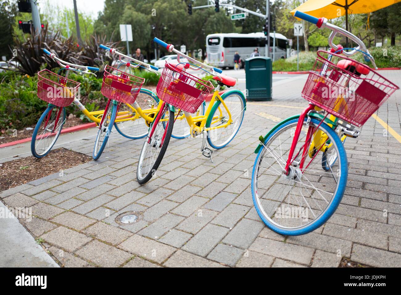 Quatre Vélos Google colorés dans une ligne au Googleplex, le siège de la Silicon Valley et de la technologie du moteur de recherche Google Inc, Mountain View, Californie, le 7 avril 2017. Banque D'Images