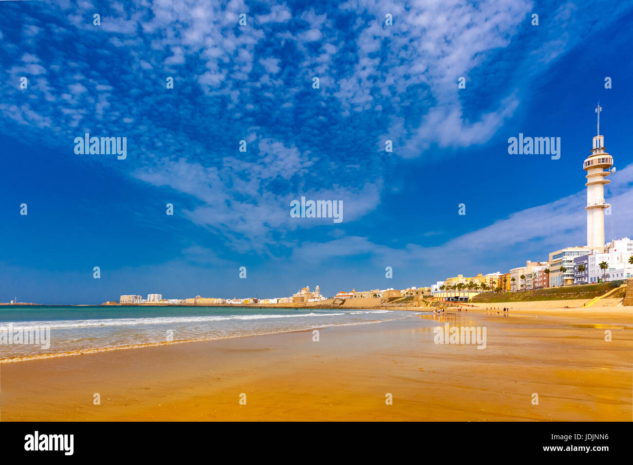 Beach et Cathédrale de Cadix, Andalousie, Espagne Banque D'Images