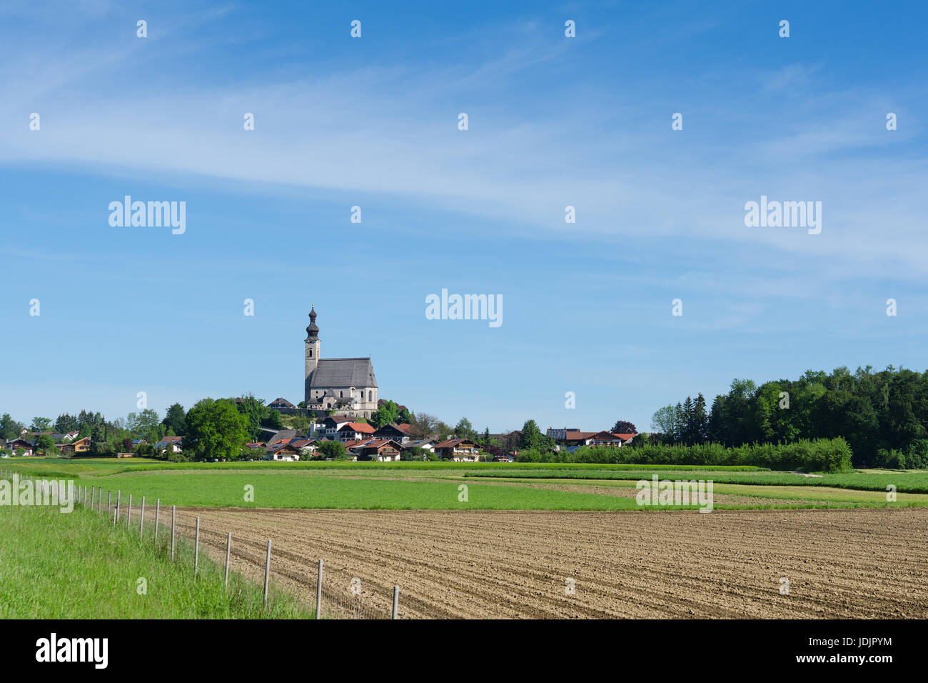 Paysage idyllique et pastoral dans le canton de Bavière avec la colère de l'ancienne église Assomption de la Bienheureuse Vierge Marie Banque D'Images