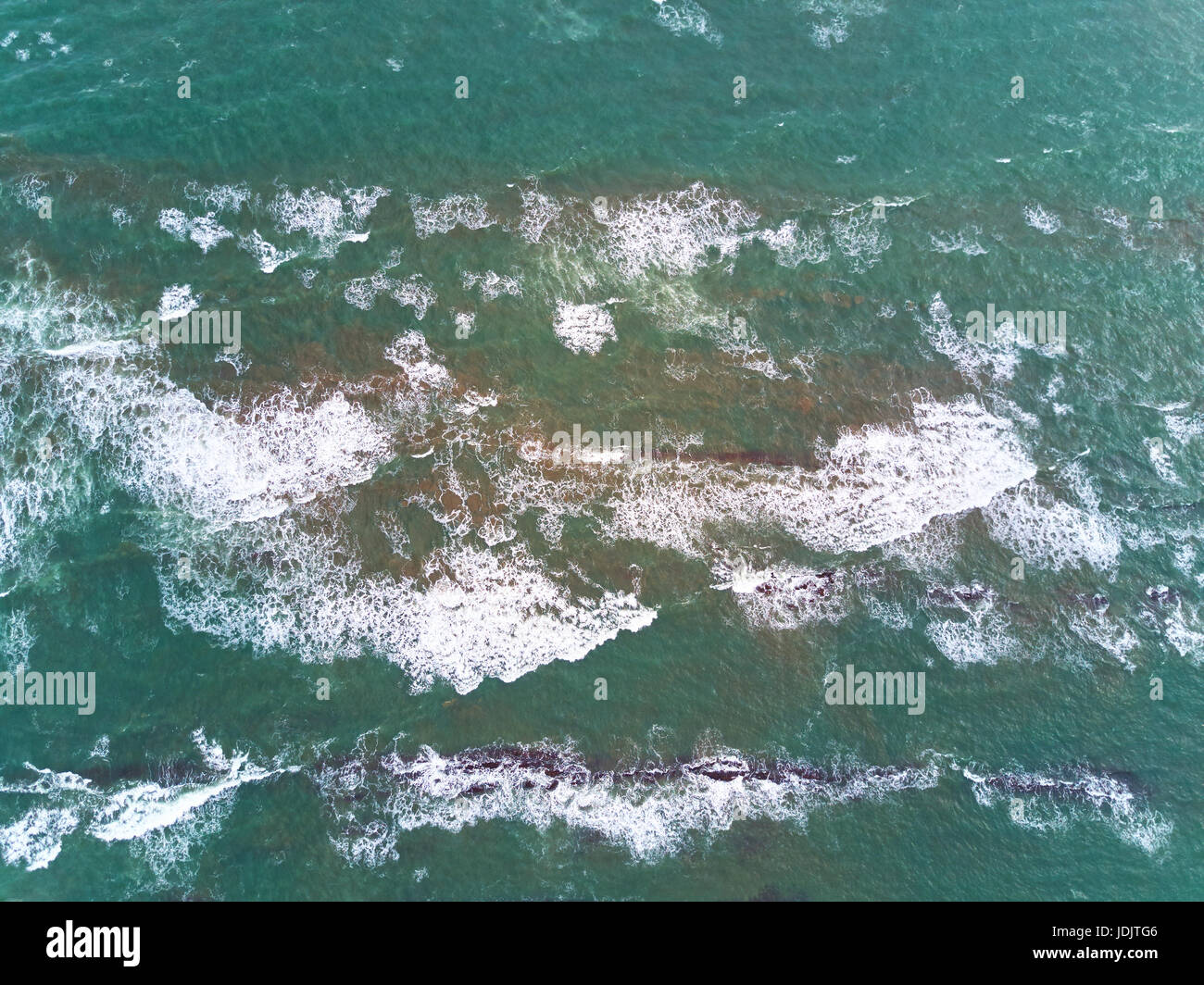 Les vagues sur l'océan vert vue aérienne de l'eau. Voir ci-dessus sur le littoral de l'océan Banque D'Images