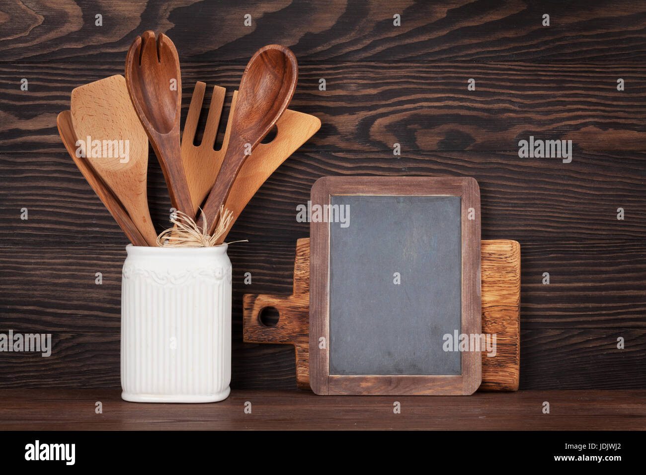 Des ustensiles de cuisine en face du mur en bois et tableau blanc pour votre texte Banque D'Images