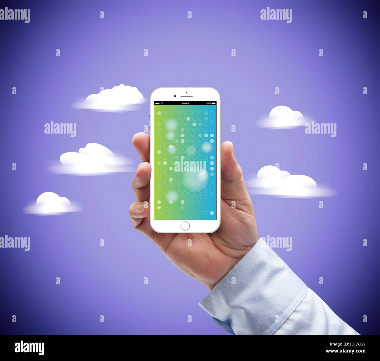 Main et téléphone cellulaire dans les nuages et le ciel Banque D'Images