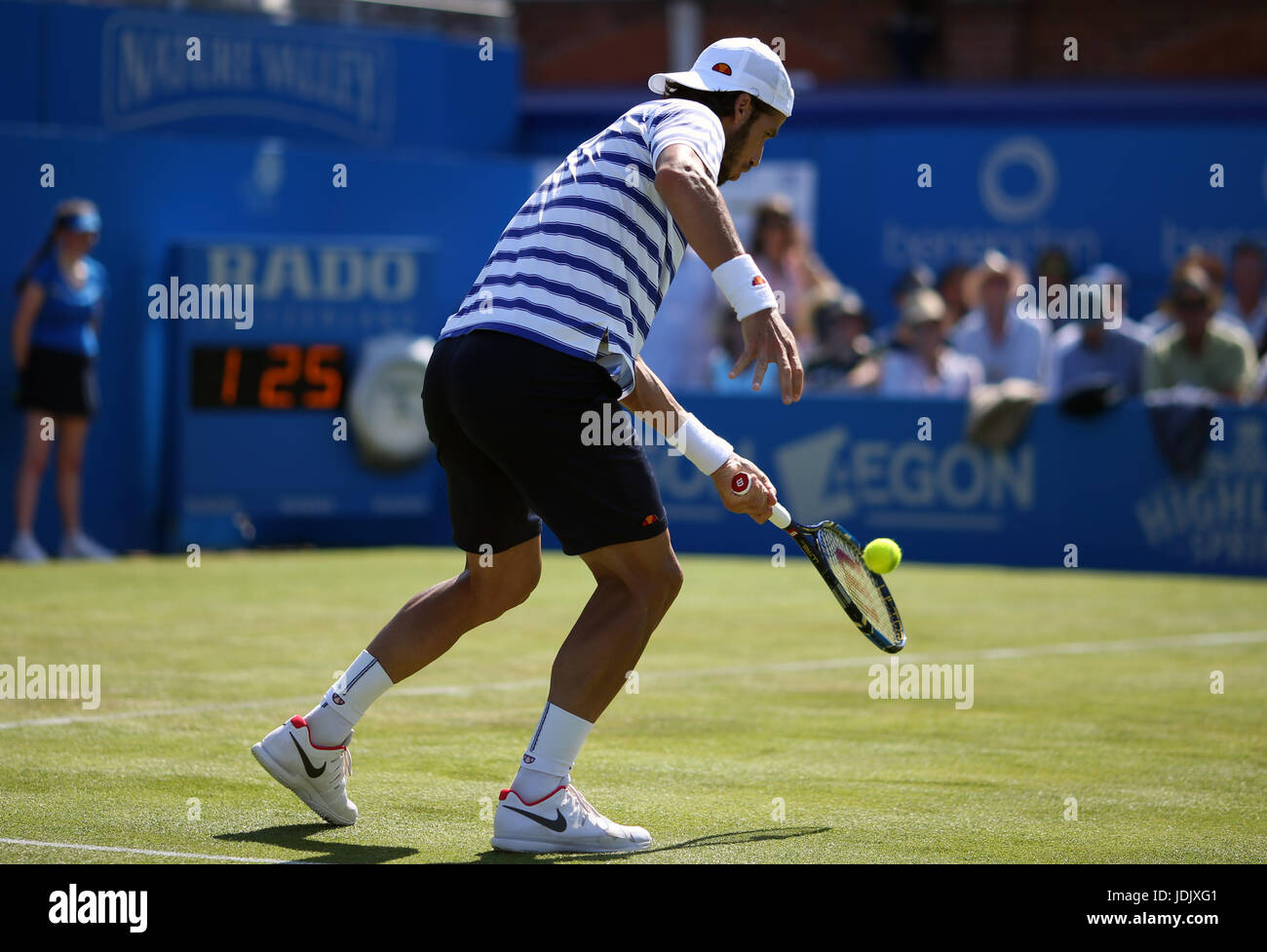 Feliciano Lopez d'Espagne pendant son match contre Stan Wawrinka de Suisse pendant le deuxième jour des Championnats AEGON 2017 au Queen's Club de Londres. APPUYEZ SUR ASSOCIATION photo. Date de la photo: Mardi 20 juin 2017. Voir PA Story TENNIS Queens. Le crédit photo devrait se lire: Steven Paston/PA Wire. Banque D'Images