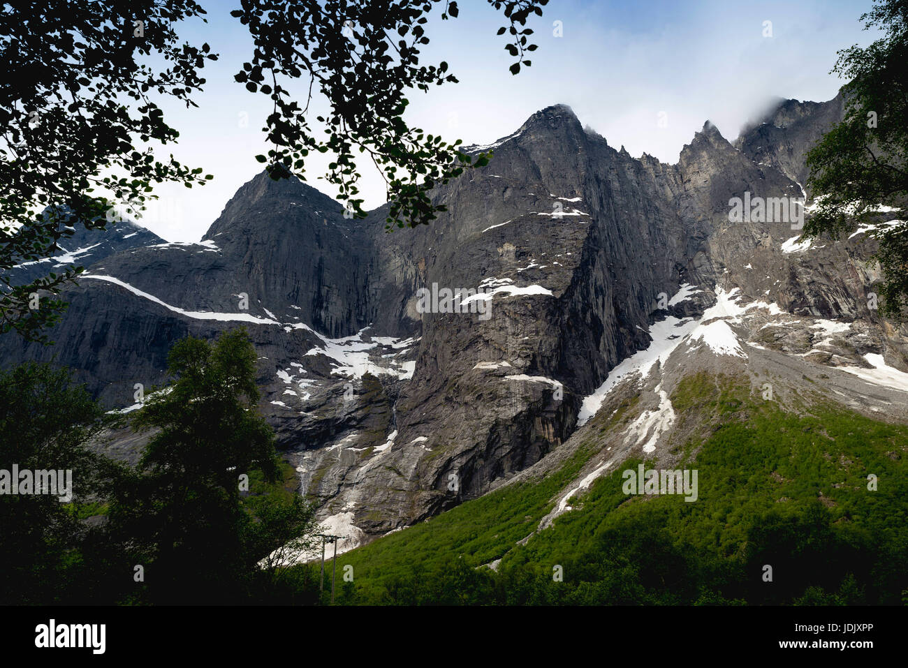 Le Troll mur (Pluscamp Sandvik) fait partie de la montagne sur le massif Trolltindene côte ouest de la Norvège. Le Troll est la plus haute paroi rocheuse verticale Banque D'Images