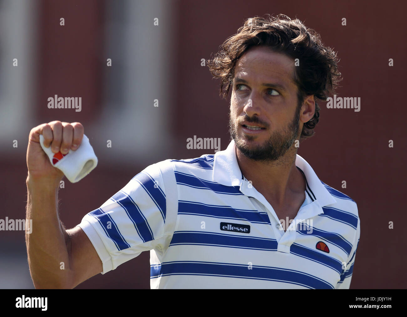 L'Espagne a battu Feliciano Lopez célèbre Suisse's Stan Wawrinka au cours de la deuxième journée de l'AEGON Championships 2017 au Queen's Club de Londres. Banque D'Images