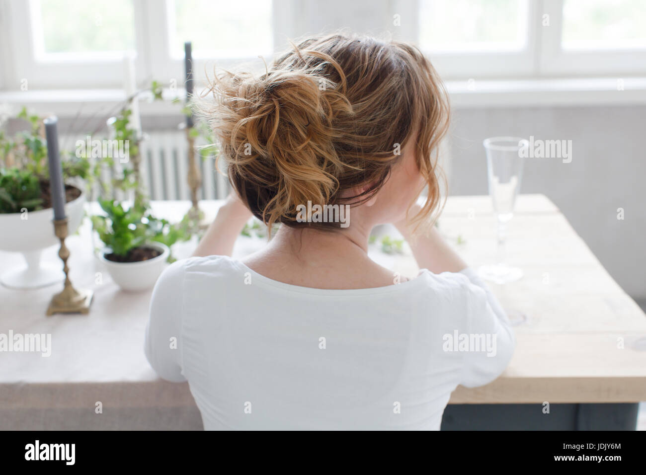 Woman sitting at table Banque D'Images