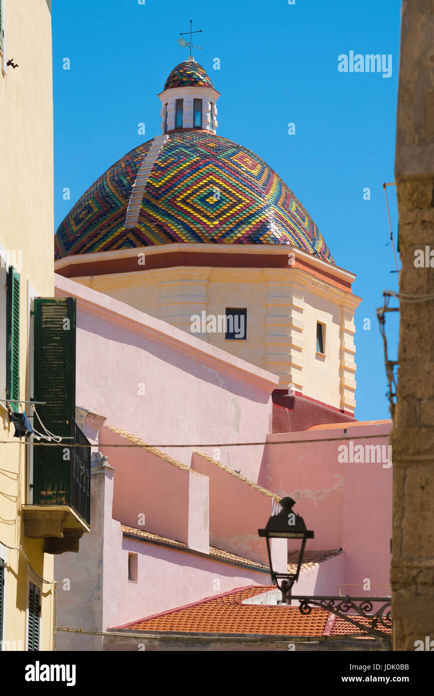 Alghero Sardaigne, vue de l'église San Michele avec son célèbre dôme de majolique dans la vieille ville de Alghero, Sardaigne. Banque D'Images