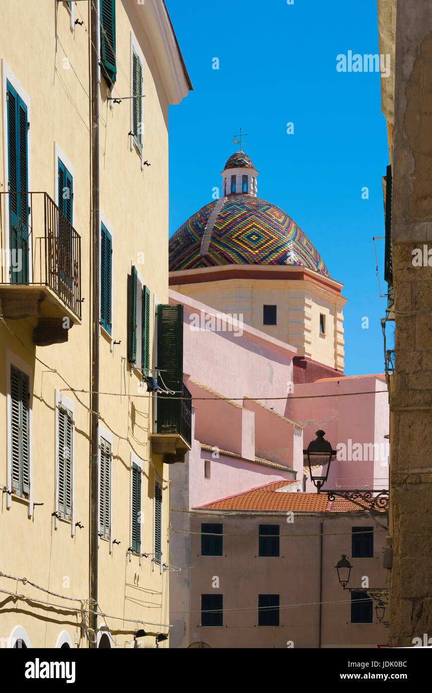 Vieille ville d'Alghero, vue de l'église San Michele avec son célèbre dôme de majolique dans la vieille ville de Alghero, Sardaigne. Banque D'Images