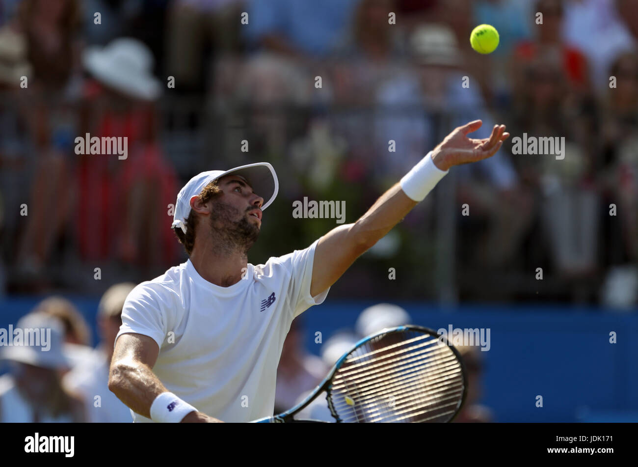 L'Australie Jordanie Thompson pendant son match contre Andy Murray la Grande-Bretagne au cours de la deuxième journée de l'AEGON Championships 2017 au Queen's Club de Londres. Banque D'Images