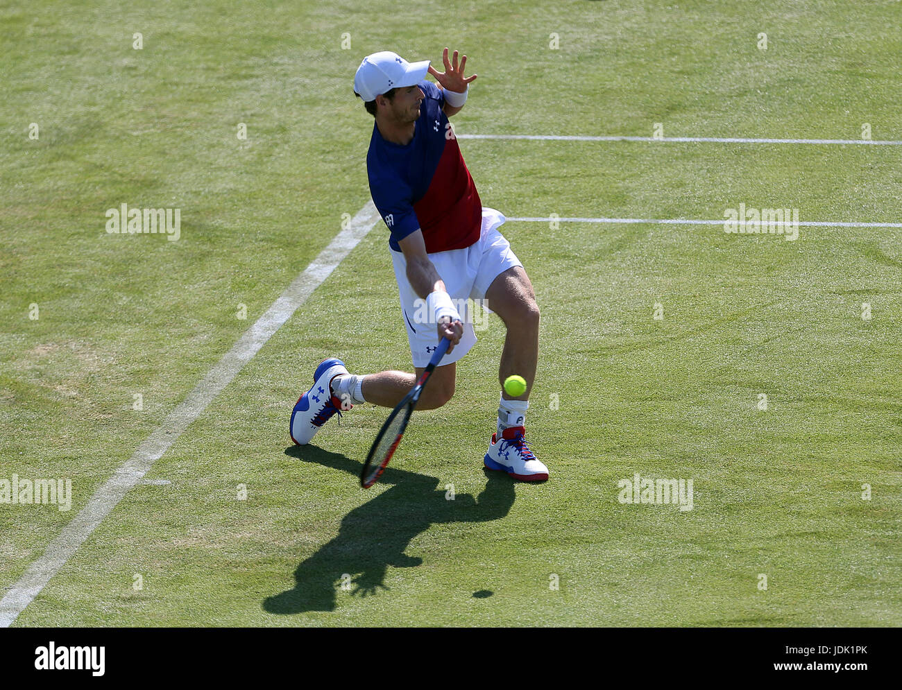 La société britannique Andy Murray lors de son match contre l'Australie Jordanie Thompson au cours de la deuxième journée de l'AEGON Championships 2017 au Queen's Club de Londres. Banque D'Images