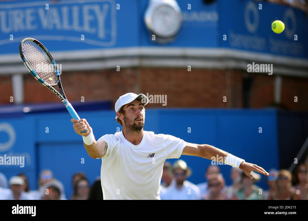 L'Australie Jordanie Thompson pendant son match contre Andy Murray la Grande-Bretagne au cours de la deuxième journée de l'AEGON Championships 2017 au Queen's Club de Londres. Banque D'Images