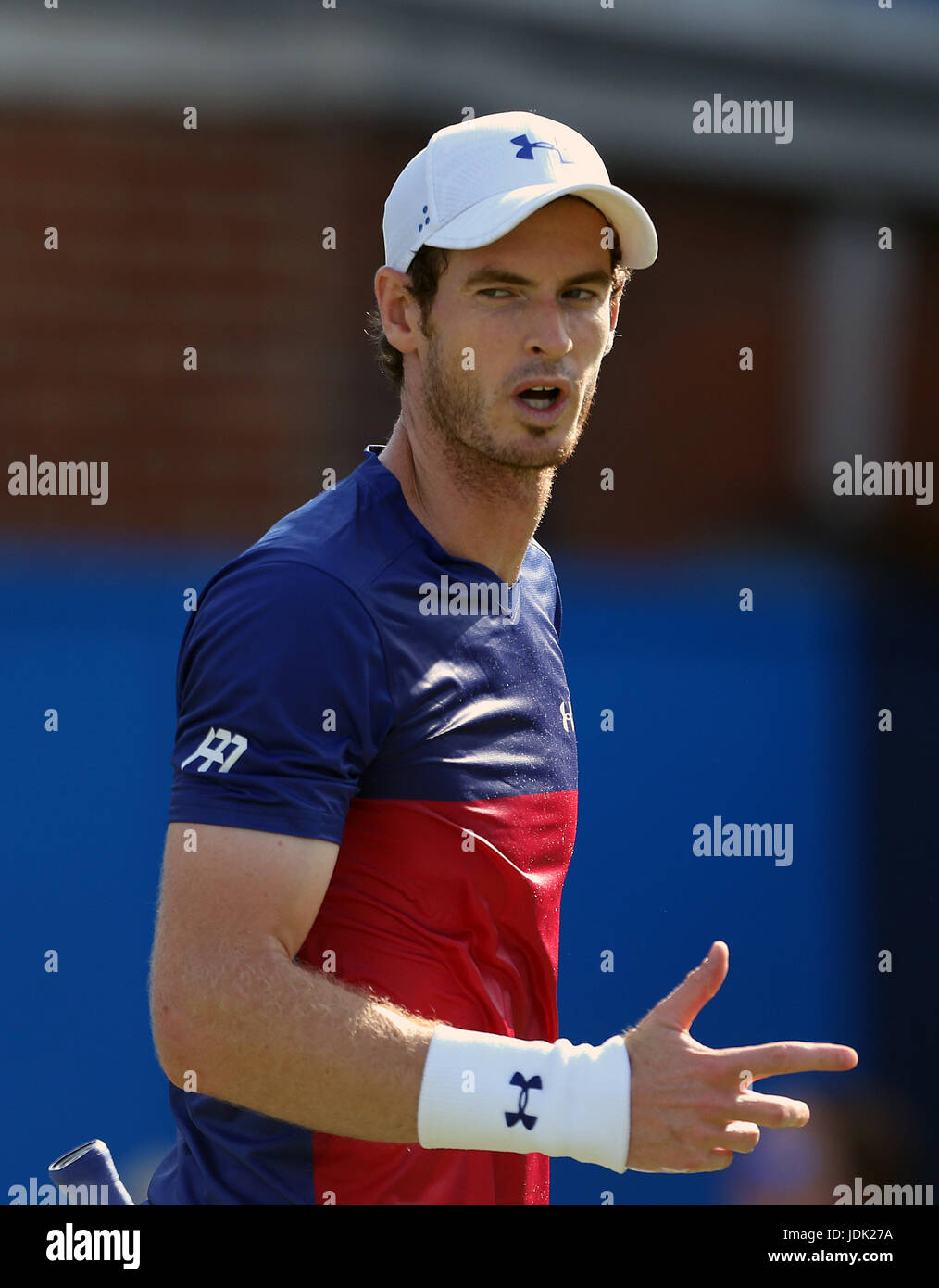 La société britannique Andy Murray réagit lors de son match contre l'Australie Jordanie Thompson au cours de la deuxième journée de l'AEGON Championships 2017 au Queen's Club de Londres. Banque D'Images