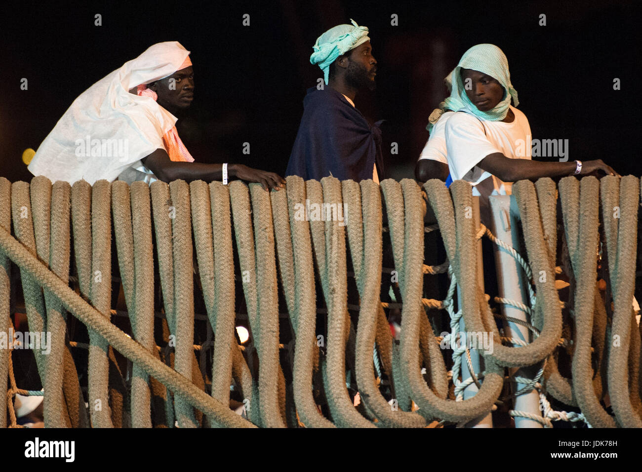 Salerne : migrants débarqués enregistré dans le canal de Sicile et dans les eaux internationales en face de la côtes libyennes. À bord de navire espagnol "Canarias" 526 migrants de Ghana, Soudan, Sénégal, Gambie, Mali, Nigeria et Togo. À bord de 53 femmes et 19 enfants. (Photo bIvan Romano/Pacific Press) Banque D'Images