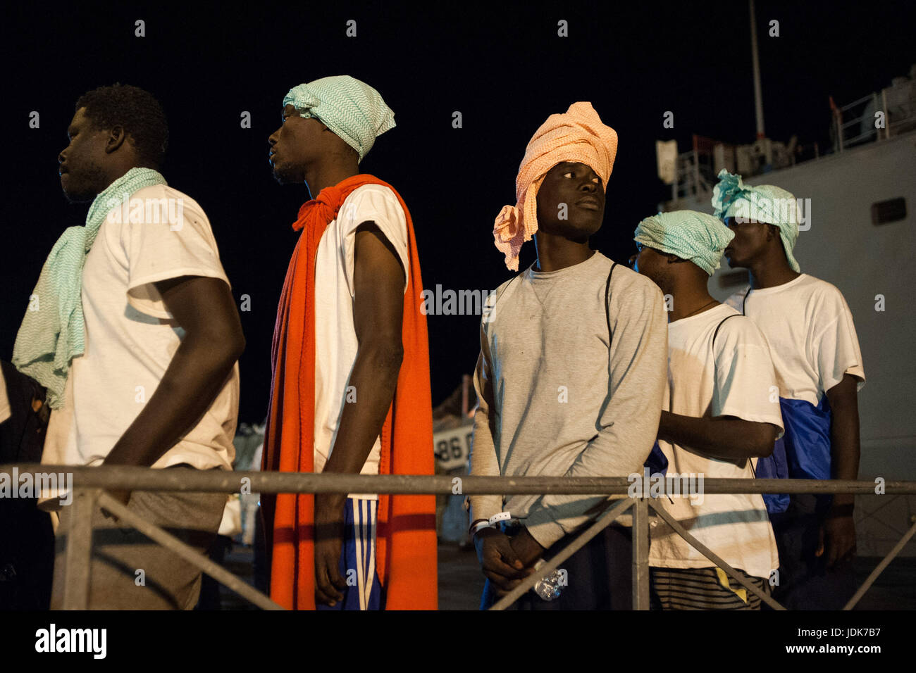 Salerne : migrants débarqués enregistré dans le canal de Sicile et dans les eaux internationales en face de la côtes libyennes. À bord de navire espagnol "Canarias" 526 migrants de Ghana, Soudan, Sénégal, Gambie, Mali, Nigeria et Togo. À bord de 53 femmes et 19 enfants. (Photo bIvan Romano/Pacific Press) Banque D'Images