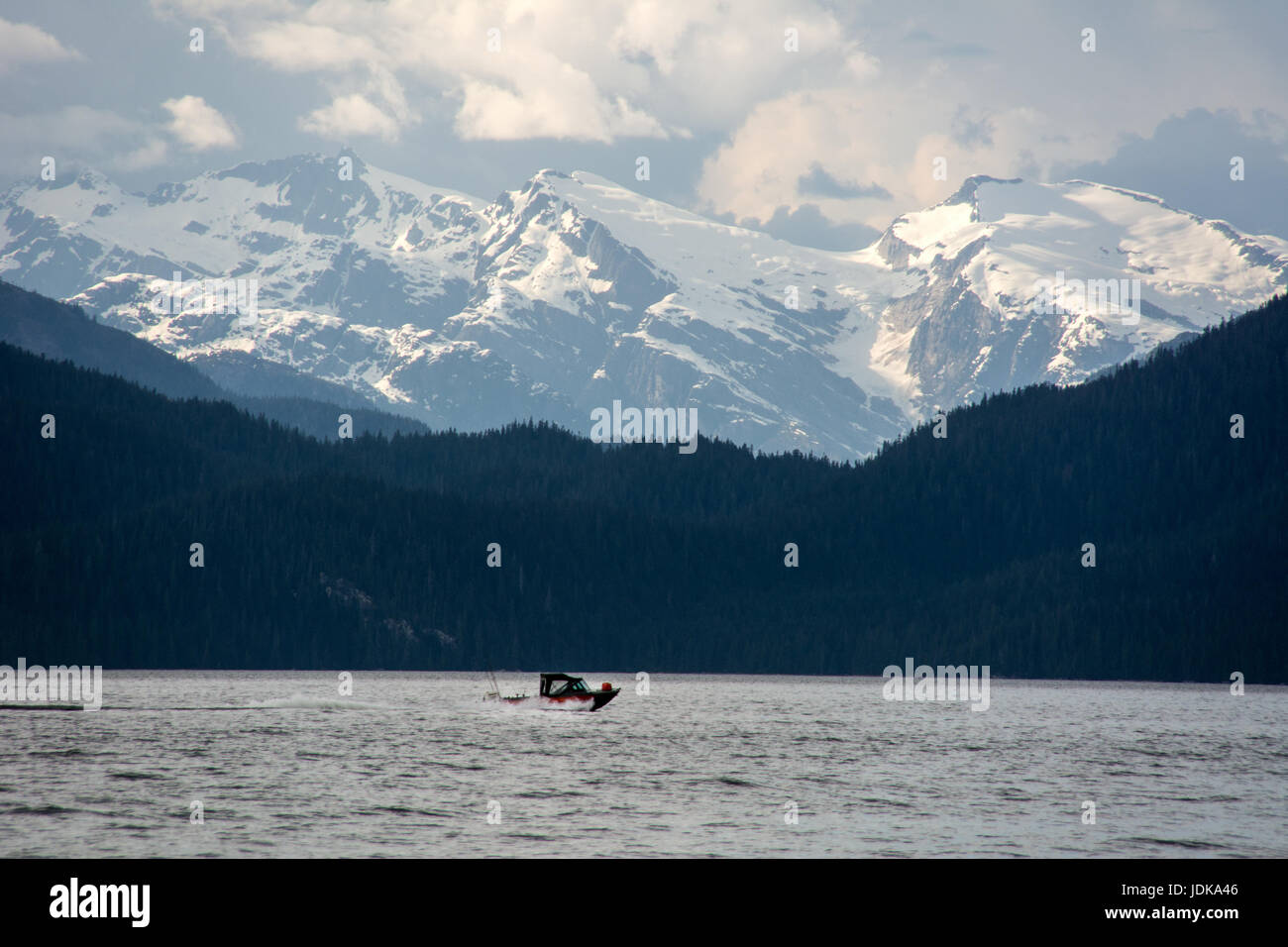 Un bateau à moteur se déplace à travers le chenal de Douglas dans la forêt du Grand Ours, près de Kitimat, sur la côte nord de la Colombie-Britannique, Canada. Banque D'Images