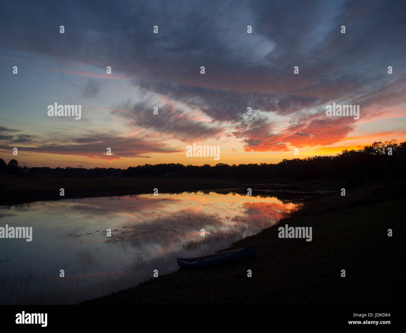 Ciel coucher de soleil sur un lac Réflexions Banque D'Images