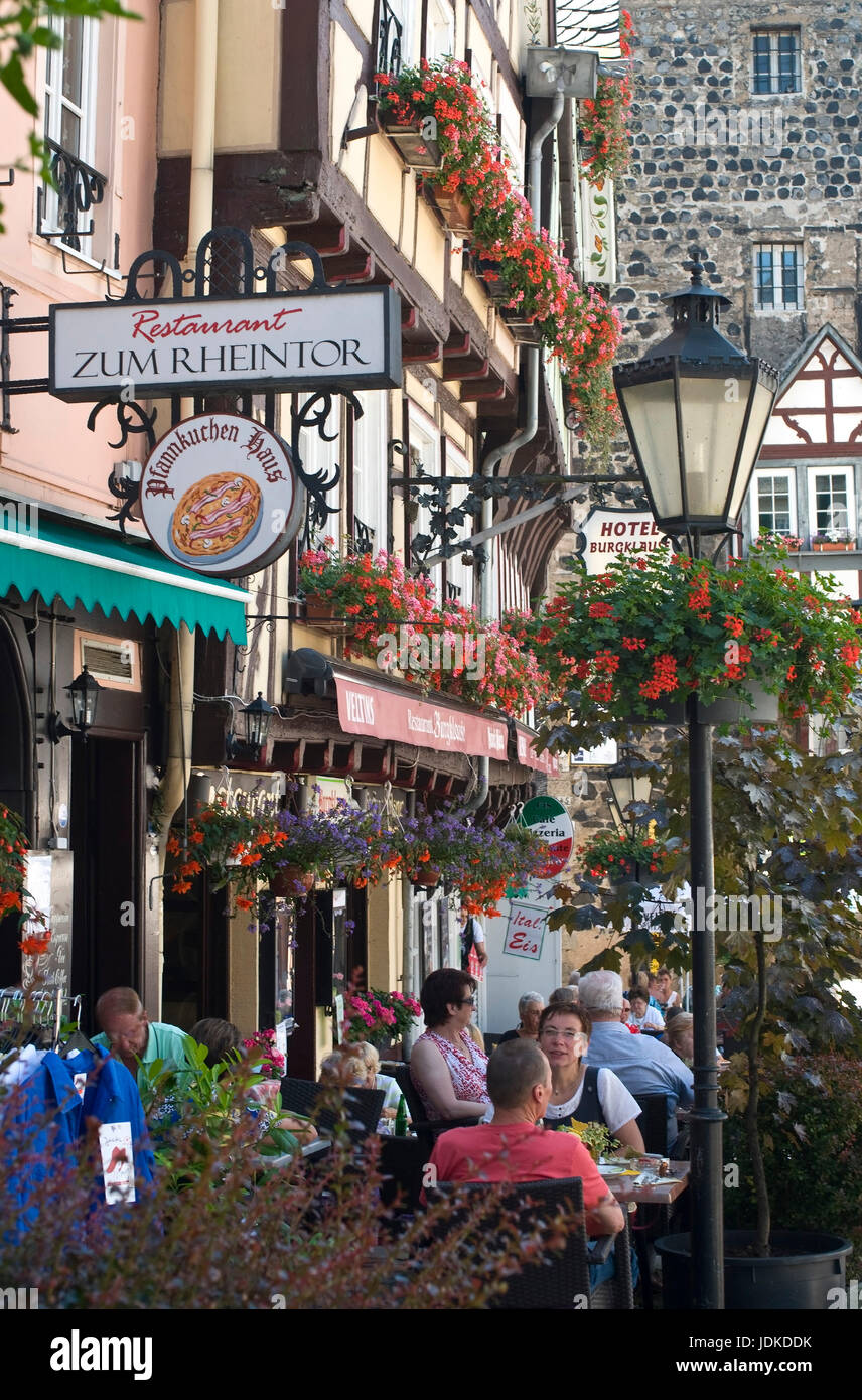 L'Europe, l'Allemagne, Rhénanie-Palatinat, Linz, le Rhin, dans la porte du Rhin, maison à colombages, street cafe, Europa, Deutschland, Rheinland-Pfalz, Rhe Banque D'Images