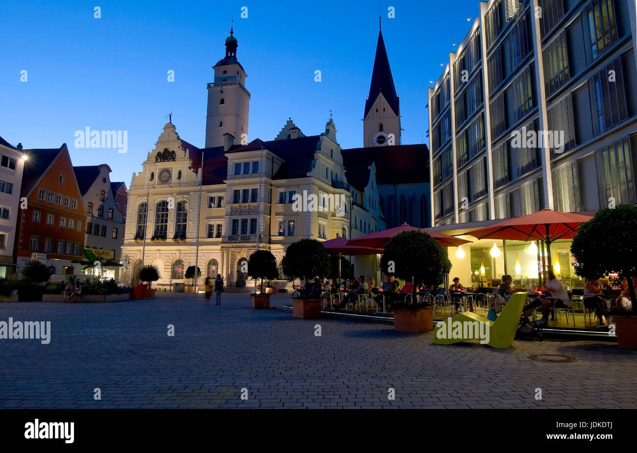 Urban tour, de nuit, sur le droit nouvel hôtel de ville construit en 1882, l'hôtel de ville gable avec horloge, sifflement tower, anciennement l'Europe, l'Allemagne, la Bavière Banque D'Images