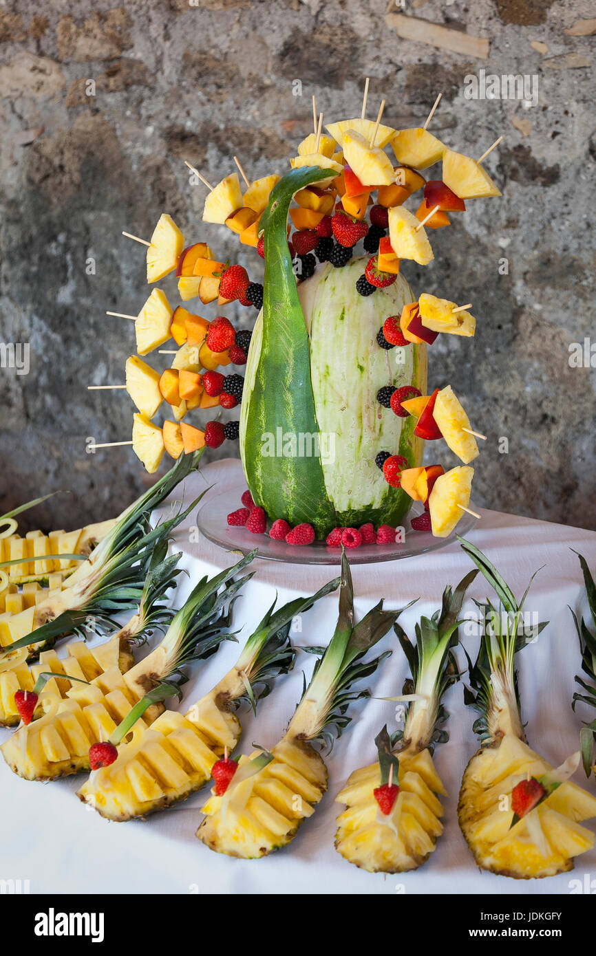 Peacock gravé avec pastèque ananas Banque D'Images