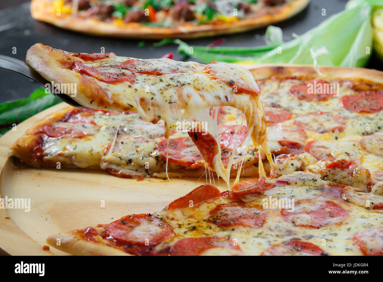 Naked Pizza slice avec fromage de fusion sur une table rustique en bois. Banque D'Images