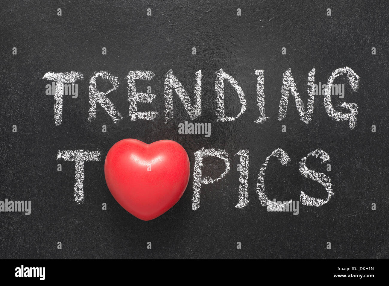 Expression thèmes tendance à la main sur tableau noir avec le symbole de coeur au lieu d'O Banque D'Images