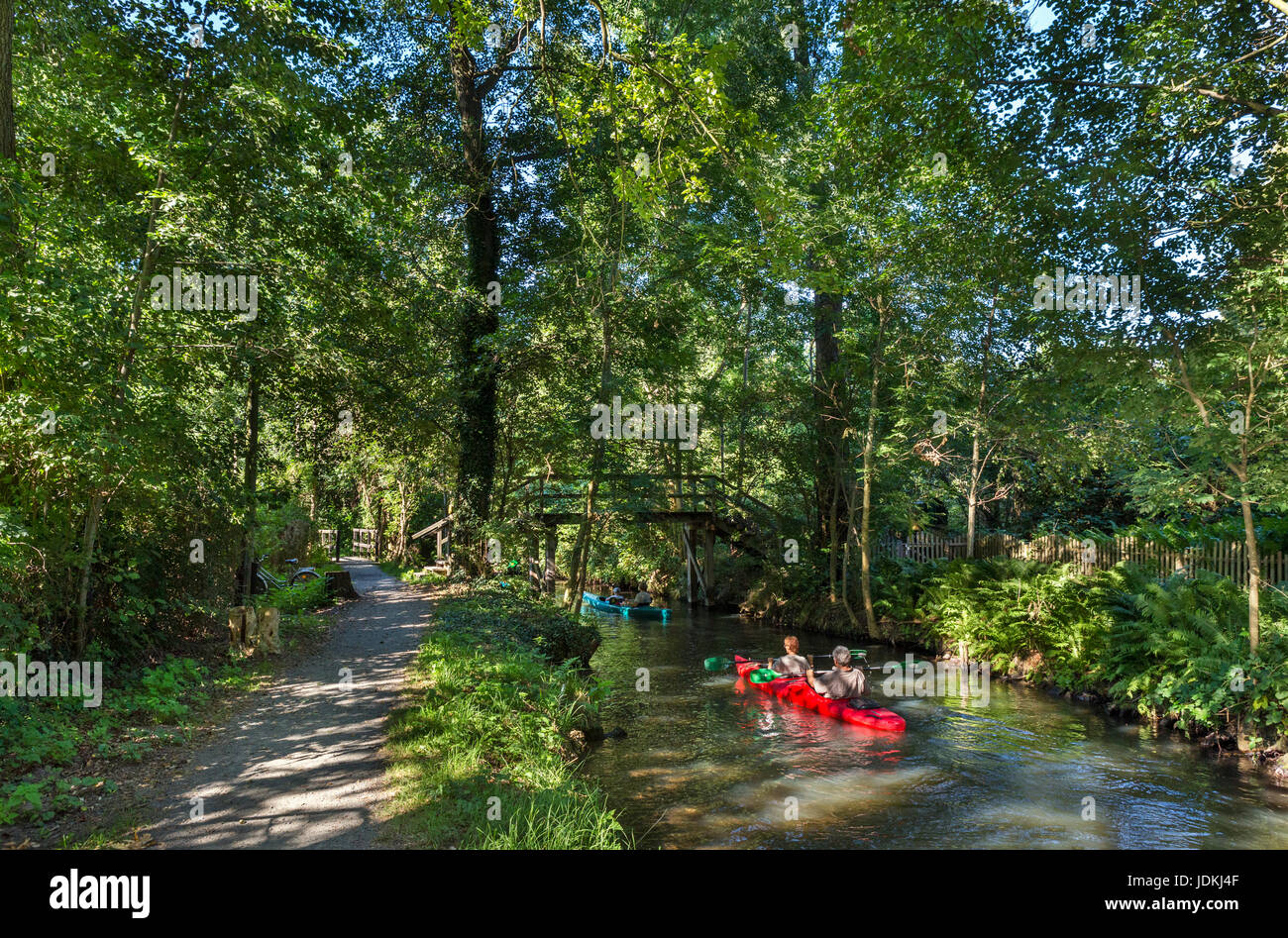 Canoë sur un canal dans LÃ¼bbenau, le Spreewald, Brandebourg, Allemagne Banque D'Images