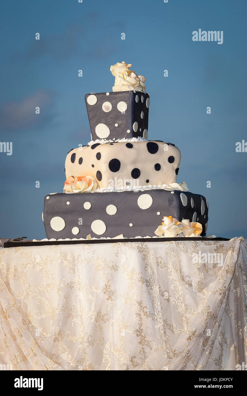 Trois Niveaux De Polka Dot Gateau Recouvert De Pate A Sucre Photo Stock Alamy