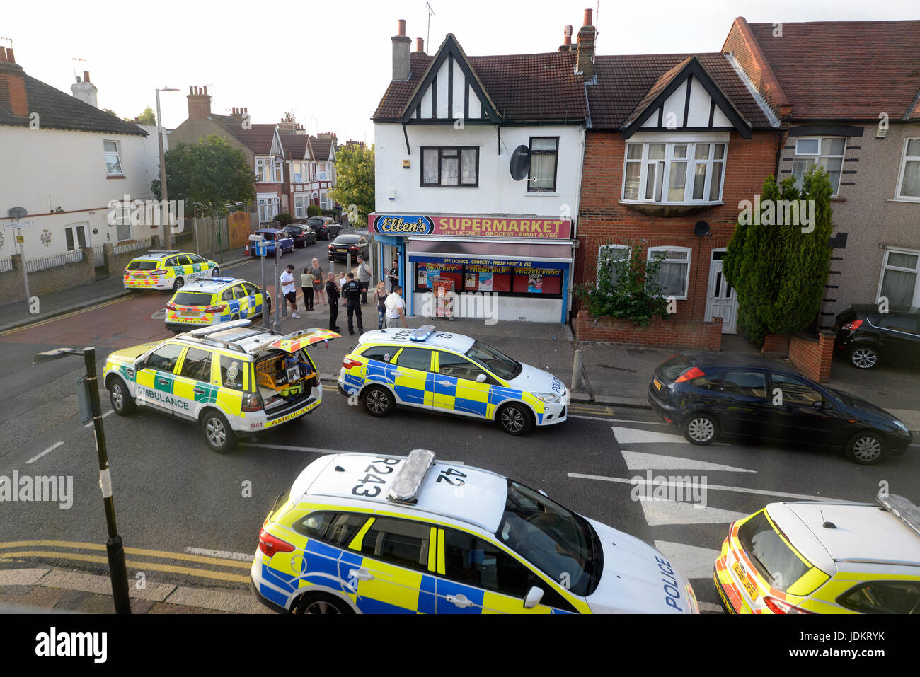 Un homme de couleur a été transporté à l'hôpital à la suite d'un incident dans un coin boutique à Westcliff on Sea, Essex. Cinq unités de police a répondu et a procédé à une recherche de la zone Banque D'Images