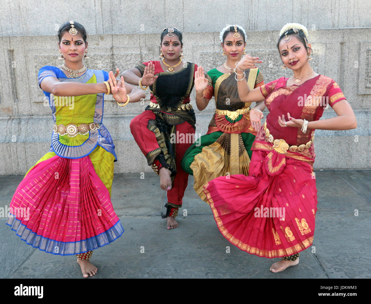 London UK 20 juin 2017 Akademi sous forme de performance, le groupe de danse Anglais spécialisé dans la musique classique contemporaine et populaire,des styles de danse asiatique ,présents à la Commission de l'Inde Yoga jour célébré à Trafalgar Square@Paul Quezada Neiman/Alamy Live New Banque D'Images