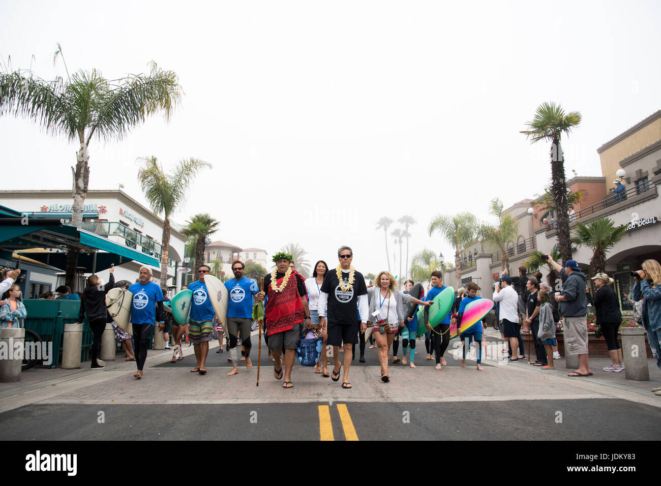 Huntington Beach, Californie, USA. 20 Juin, 2017. Légende du surf Local BRETT SIMPSON (centre, chemise jaune black hat) et certains des près de 600 internautes cross Pacific Coast Highway au Main Street dans le centre-ville de Huntington Beach mardi matin, comme ils ont la tête de l'océan pour créer le plus important hors de la palette ''Cercle d'honneur'' à Huntington Beach mardi matin. Crédit : Pat Nolan/A-Frame/ZUMAPRESS.com/Alamy Live News Banque D'Images