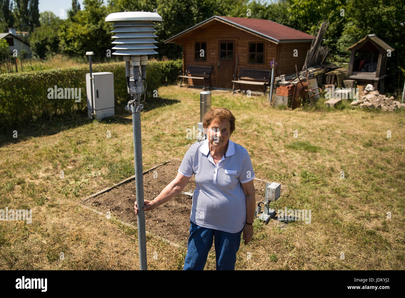 Kitzingen, Allemagne. 20 Juin, 2017. Magdalena Michelsen est à côté d'une station de mesure du Service météorologique allemand (DWD) qui est situé dans sa propriété à Kitzingen, Allemagne, 20 juin 2017. Les 84 ans de la station de mesure du est l'un des quelque 500 dans toute l'Allemagne, qui suivre automatiquement les données sur les précipitations, la température et le vent. En 2015 le record de chaleur de 40,3 degrés Celsius - la valeur la plus élevée depuis le début des relevés météorologiques en 1881 - a été enregistré à deux reprises sa propriété. Michelsen Photo : Daniel Karmann/dpa/Alamy Live News Banque D'Images