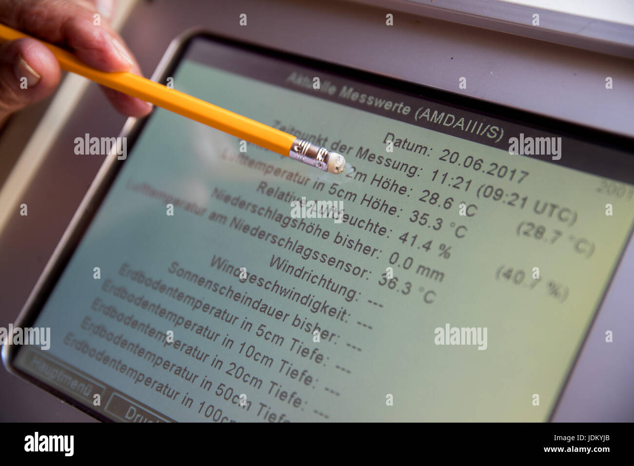 Kitzingen, Allemagne. 20 Juin, 2017. Magdalena Michelsen évalue dans sa maison les données d'un poste de mesure du Service météorologique allemand (DWD), qui est situé dans sa propriété à Kitzingen, Allemagne, 20 juin 2017. Les 84 ans de la station de mesure du est l'un des quelque 500 dans toute l'Allemagne, qui suivre automatiquement les données sur les précipitations, la température et le vent. En 2015 le record de chaleur de 40,3 degrés Celsius - la valeur la plus élevée depuis le début des relevés météorologiques en 1881 - a été enregistré à deux reprises la propriété Michelsen . Photo : Daniel Karmann/dpa/Alamy Live News Banque D'Images